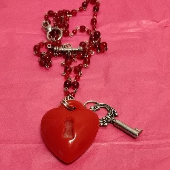 Vintage Classic Hardware Red Heart & Key Pendant Necklace - Picture 2 of 2